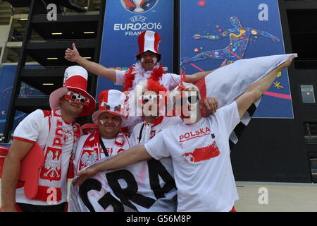 Marseille, Francia. Il 21 giugno, 2016. I sostenitori di Polonia allietare prima di UEFA EURO 2016 gruppo C partita di calcio tra Ucraina e Polonia allo Stade Velodrome stadium di Marsiglia, Francia, 21 giugno 2016. Foto: Federico Gambarini/dpa/Alamy Live News Foto Stock