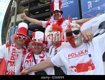 Marseille, Francia. Il 21 giugno, 2016. I sostenitori di Polonia allietare prima di UEFA EURO 2016 gruppo C partita di calcio tra Ucraina e Polonia allo Stade Velodrome stadium di Marsiglia, Francia, 21 giugno 2016. Foto: Federico Gambarini/dpa/Alamy Live News Foto Stock