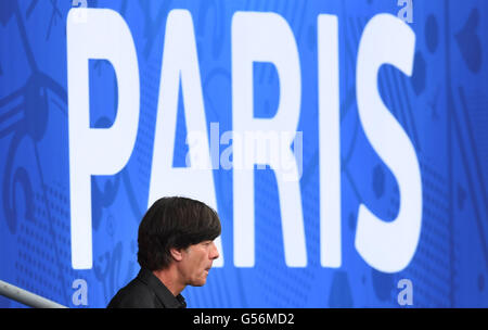 Parigi, Francia. Il 21 giugno, 2016. La Germania capo allenatore Joachim Loew entra in campo prima della UEFA EURO 2016 gruppo C partita di calcio tra Irlanda del Nord e la Germania presso il Parc des Princes Stadium di Parigi, Francia, 21 giugno 2016. Foto: Arne Dedert/dpa/Alamy Live News Foto Stock