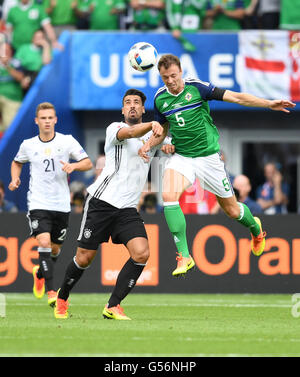 Parigi, Francia. Il 21 giugno, 2016. La Germania Sami Khedira e in Irlanda del Nord la Jonny Evans (r) sfida per la sfera durante UEFA EURO 2016 gruppo C partita di calcio tra Irlanda del Nord e la Germania presso il Parc des Princes Stadium di Parigi, Francia, 21 giugno 2016. A sinistra è la Germania Joshua Kimmich. Foto: Arne Dedert/dpa/Alamy Live News Foto Stock