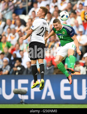 Parigi, Francia. Il 21 giugno, 2016. La Germania Joshua Kimmich e in Irlanda del Nord la Conor Washington (r) sfida per la sfera durante UEFA EURO 2016 gruppo C partita di calcio tra Irlanda del Nord e la Germania presso il Parc des Princes Stadium di Parigi, Francia, 21 giugno 2016. Foto: Arne Dedert/dpa/Alamy Live News Foto Stock