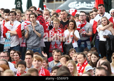 Gdansk, Polonia 21st, giugno 2016 Fan Zone a Danzica Centro città durante UEFA EURO 2016 Gioco in Francia. Polish team football fans reagiscano durante la Polonia v Ucraina credito di gioco: Michal Fludra/Alamy Live News Foto Stock