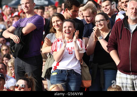 Gdansk, Polonia 21st, giugno 2016 Fan Zone a Danzica Centro città durante UEFA EURO 2016 Gioco in Francia. Polish team football fans reagiscano durante la Polonia v Ucraina credito di gioco: Michal Fludra/Alamy Live News Foto Stock