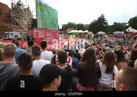 Gdansk, Polonia 21st, giugno 2016 Fan Zone a Danzica Centro città durante UEFA EURO 2016 Gioco in Francia. Polish team football fans reagiscano durante la Polonia v Ucraina credito di gioco: Michal Fludra/Alamy Live News Foto Stock