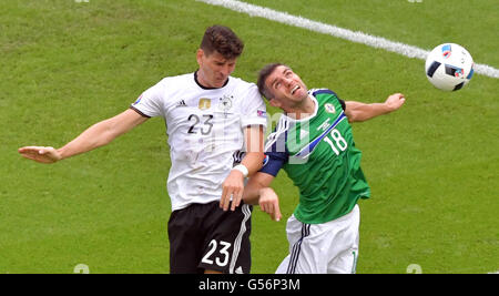 Parigi, Francia. Il 21 giugno, 2016. La Germania Mario Gomez (L) e in Irlanda del Nord la Aaron Hughes sfida per la sfera durante UEFA EURO 2016 gruppo C partita di calcio tra Irlanda del Nord e la Germania presso il Parc des Princes Stadium di Parigi, Francia, 21 giugno 2016. Foto: Peter Kneffel/dpa/Alamy Live News Foto Stock