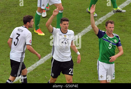 Parigi, Francia. Il 21 giugno, 2016. La Germania Mario Gomez (C) e in Irlanda del Nord la Jonny Evans gesto durante UEFA EURO 2016 gruppo C partita di calcio tra Irlanda del Nord e la Germania presso il Parc des Princes Stadium di Parigi, Francia, 21 giugno 2016. Foto: Peter Kneffel/dpa/Alamy Live News Foto Stock