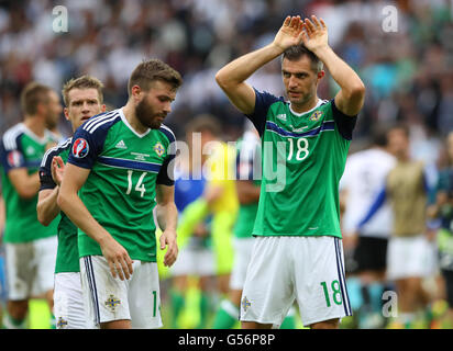 Parigi, Francia. Il 21 giugno, 2016. In Irlanda del Nord la Stuart Dallas (l) e Aaron Hughes reagire dopo la UEFA Euro 2016 gruppo C partita di calcio tra Irlanda del Nord e la Germania presso il Parc des Princes Stadium di Parigi, Francia, 21 giugno 2016. Irlanda del Nord ha perso 0:1.Foto: Christian Charisius/dpa/Alamy Live News Foto Stock