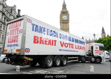 Brexit UE Referendum veicoli cerchio Piazza del Parlamento, London, Regno Unito - 21 Giu 2016 Foto Stock