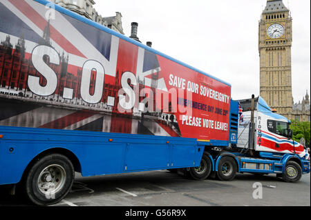 Brexit UE Referendum veicoli cerchio Piazza del Parlamento, London, Regno Unito - 21 Giu 2016 Foto Stock