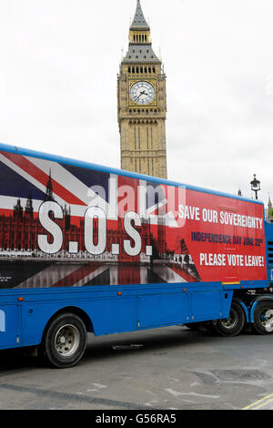 Brexit UE Referendum veicoli cerchio Piazza del Parlamento, London, Regno Unito - 21 Giu 2016 Foto Stock