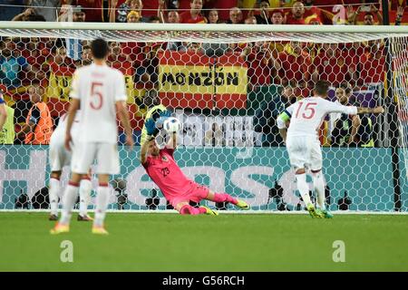 Bordeaux, Francia. Il 21 giugno, 2016. Campionati Europei di calcio. Stadi di gruppo. Spagna contro la Croazia. Il portiere Danijel Subasic (CRO) salva la sanzione da Ramos (esp) Credito: Azione Sport Plus/Alamy Live News Foto Stock