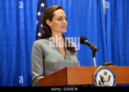 L UNHCR Inviato Speciale Angelina Jolie Pitt affronta il pubblico a un Iftar interconfessionale reception per contrassegnare la Giornata Mondiale del Rifugiato a tutti Dulles Area società musulmana Giugno 20, 2016 in sterline, Virginia. Foto Stock