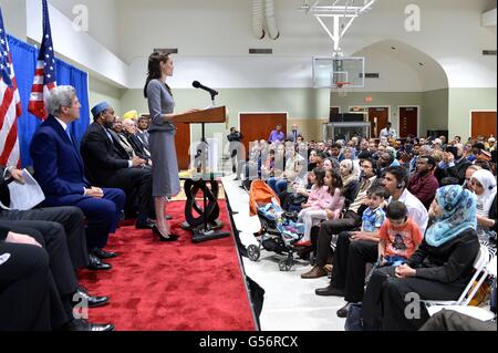 L UNHCR Inviato Speciale Angelina Jolie Pitt affronta il pubblico a un Iftar interconfessionale reception per contrassegnare la Giornata Mondiale del Rifugiato come Segretario di Stato John Kerry appare su tutte le area di Dulles società musulmana Giugno 20, 2016 in sterline, Virginia. Foto Stock