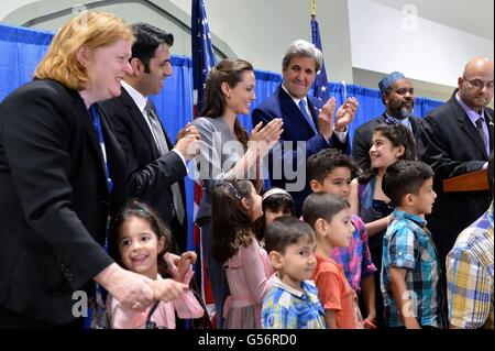 U.S il Segretario di Stato John Kerry e UNHCR Inviato Speciale Angelina Jolie Pitt durante un Iftar interconfessionale reception per contrassegnare la Giornata Mondiale del Rifugiato a tutti Dulles Area società musulmana Giugno 20, 2016 in sterline, Virginia. Foto Stock