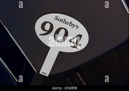 Londra, Regno Unito. Il 21 giugno 2016. Un pannello di licitazione giace su un sedile da Sotheby's impressionisti e arte moderna sera in vendita in New Bond Street. Credito: Stephen Chung / Alamy Live News Foto Stock