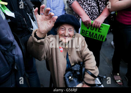 Londra, Regno Unito. Il 21 giugno, 2016. Centinaia di sostenitori per il Regno Unito a rimanere una parte dell'UE riuniti a Trafalgar square per un rally. Tra i relatori è stato l'ex leader del partito laburista, Ed Miliband. Credito: Jay Shaw-Baker/Alamy Live News Foto Stock