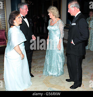 Il Principe di Galles e la Duchessa di Cornovaglia salutano il Principe della Corona e la Principessa di Jugoslavia quando arrivano per una cena a Buckingham Palace, Londra, per i sovrani stranieri che commemorano il Giubileo dei Diamanti. Foto Stock