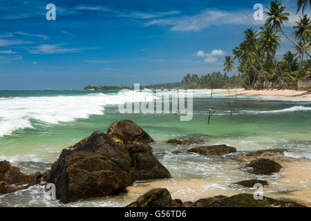 Sri Lanka Galle Provincia, Unawatuna, Thalpe, Wijaya, stilt pescatori i poli in acqua Foto Stock