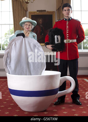 Elizabeth Richard, la regina Elizabeth Look-Alike, si pone con una gigantesca borsa da tè per lanciare la borsa da tè di Tetley Tea in edizione limitata da 60 persone per la festa di strada in coincidenza con le celebrazioni giubilari, al Royal Hospital Chelsea a Londra. Foto Stock