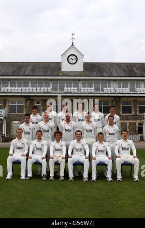 La foto della squadra del club di cricket della contea di Gloucestershire in Whites (riga inferiore da sinistra a destra) Ian Saxelby, Chris Dent , Hamish Marshall, Captain Alex Gidman, Jonathan Batty, Will Gidman (riga centrale da sinistra a destra) Jack Taylor, Liam Norwell, David Wade, James Fuller, Ian Cockbain (riga superiore da sinistra a destra), Richard Coughtrie Paul Muchall, Graeme Mccarter, David Payne, ed Young, Dan Housego Foto Stock