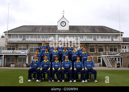 Foto del team del club di cricket della contea di Gloucestershire in divisa Twenty20 (riga inferiore da sinistra a destra) Ian Saxelby, Chris Dent, Hamish Marshall, Captain Alex Gidman, Jonathan Batty, Will Gidman (riga centrale da sinistra a destra) Richard Coughtrie, Jack Taylor, Liam Norwell, David Wade, James Fuller, Ian Cockbain (riga superiore da sinistra a destra) Paul Muchall, Graeme Mccarter, David Payne, ed Young, Dan Housego Foto Stock