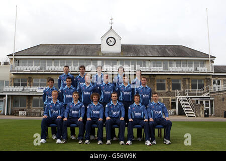 La foto della squadra del club di cricket della contea di Gloucestershire in kit di un giorno (riga inferiore da sinistra a destra) Ian Saxelby, Chris Dent, Hamish Marshall, Captain Alex Gidman, Jonathan Batty, Will Gidman (riga centrale da sinistra a destra) Richard Coughtrie, Jack Taylor, Liam Norwell, David Wade, James Fuller, Ian Cockbain, (Riga in alto da sinistra a destra) Paul Muchall, Graeme Mccarter, David Payne, ed Young, Dan Housego Foto Stock