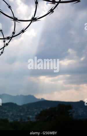 Fotografia di una torbida blu cielo luminoso con un barbiglio silhouette a filo Foto Stock