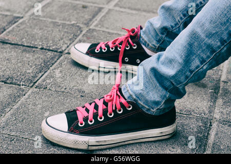 Fotografia di una coppia di classico scarpe da tennis e jeans Foto Stock