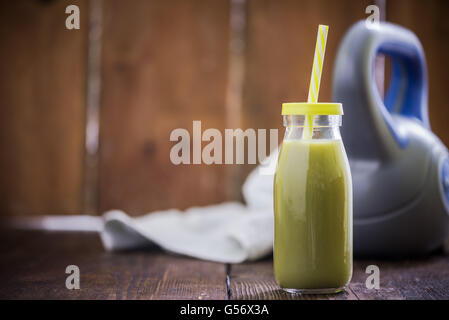 Frullato verde drink dopo la palestra esercizio, uno stile di vita sano concetto Foto Stock