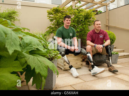 Dave Henson (a sinistra) e Craig Gadd nel giardino creato dal personale militare del Defense Medical Rehabilitation Center Hedley Court, al RHS Chelsea Flower Show, a Chelsea, a ovest di Londra. Foto Stock