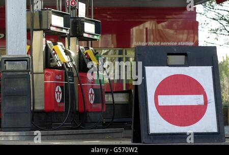 Un distributore di benzina nella zona ovest di Londra rimane chiuso in quanto le forniture non sono in grado di tenere il passo con gli acquisti di panico, prima di eventuali nuovi blocchi di carburante. 11/02/2004: Gli automobilisti che, collettivamente, spendono milioni di sterline per riparazioni perché si riempiono di carburante sbagliato sono stati oggetto di una nuova campagna, mercoledì 11 febbraio 2004. L'AA Motoring Trust afferma che la confusione colpisce circa 120,000 piloti all'anno che devono poi affrontare una fattura di pulizia fino a 3,000. Foto Stock