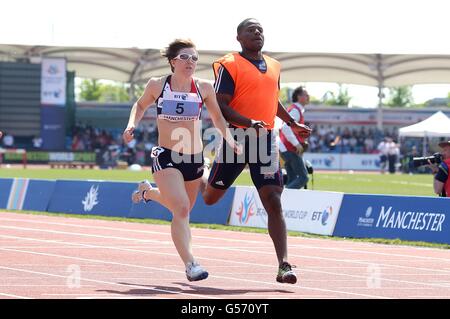 Elizabeth Clegg della Gran Bretagna (a sinistra) e la sua guida di corsa durante il T11/12 delle donne 100m durante il giorno 1 della Coppa del mondo Paralimpico BT 2012 a Manchester Foto Stock