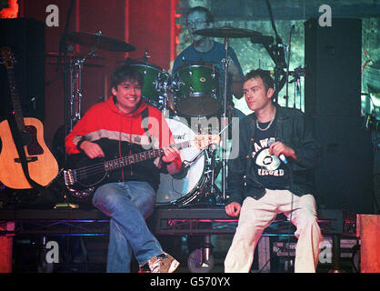 Il cantante Damon Albarn (a destra), il chitarrista di basso Alex James (a sinistra) e il batterista Dave Rowntree (dietro) del gruppo pop Blur che si esibiscono sul palco presso l'inaugral BBC Two Awards, tenuto presso i Gainsborough Film Studios di Londra. Foto Stock