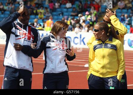 Elizabeth Clegg (a sinistra) della Gran Bretagna parla Terezinha Guilhermina del Brasile Durante il primo giorno della Coppa del mondo Paralimpica BT 2012 A Manchester Foto Stock