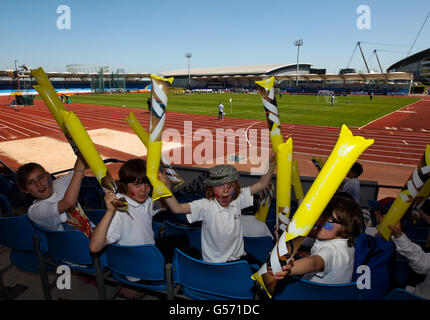 Sport - Coppa del mondo Paralimpico 2012 BT - quattro° giorno - Arena regionale di Manchester. I giovani fan si rallegrano del Brasile che gioca negli USA durante il quarto giorno della Coppa del mondo Paralimpica BT alla Manchester Regional Arena di Manchester. Foto Stock