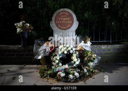 Una vista del memoriale nel punto in cui la poliziotto Yvonne Fletcher è stata uccise fuori dell'ambasciata libica a Londra nel 1984. Foto Stock