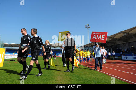 I funzionari guidano le squadre per la partita tra Stati Uniti e Brasile Foto Stock