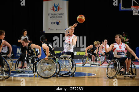 Amy Conroy della Gran Bretagna passa a Clare Strange durante la partita contro la Germania nel torneo femminile di pallacanestro su sedia a rotelle durante il quarto giorno della Coppa del mondo Paralimpica BT Foto Stock