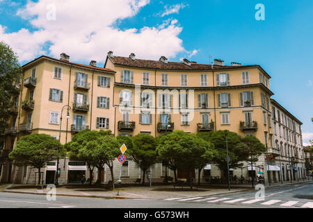 Una tipica casa italiana facciata con finestre e balconi in Torino Foto Stock