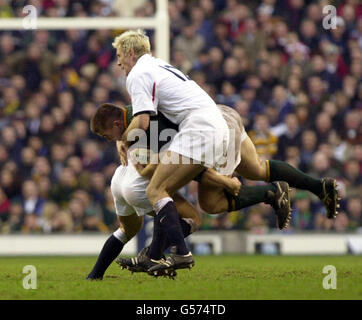 Will Greenwood (in primo piano) dell'Inghilterra consolida l'attacco di un compagno di squadra su John Smit del Sudafrica, durante la loro partita internazionale di rugby Union a Twickenham, a Londra. Foto Stock