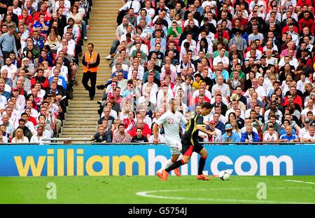 Calcio - International friendly - Inghilterra / Belgio - Stadio di Wembley. Theo Walcott, Inghilterra ed Eden Hazard, Belgio Foto Stock