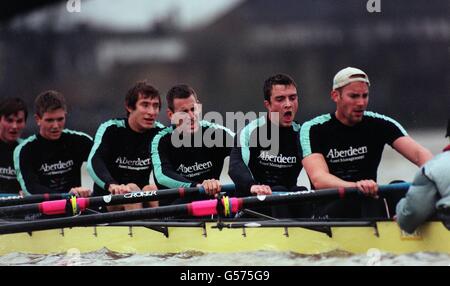 I vogatori della Cambridge University si portano sul Tamigi, a Putney Embankment a Londra, per prendere parte alle prove per entrare nella squadra per la corsa in barca dell'università del prossimo anno contro Oxford. Foto Stock