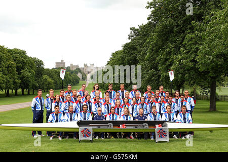 Canottaggio - Annuncio del Team GB - Harte e Garter Hotel. Un gruppo di squadra della squadra di canottaggio GB per competere ai Giochi Olimpici del 2012, raffigurato sulla Long Walk guardando verso il Castello di Windsor, Windsor. Foto Stock