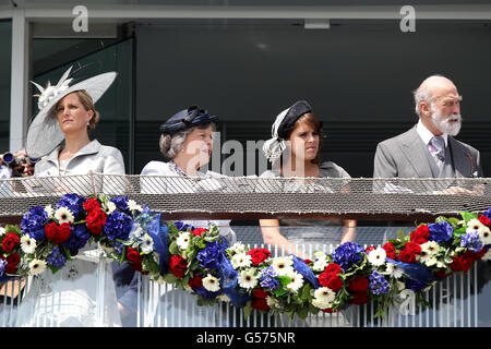 L-R: Sophie, Contessa di Wessex, Principessa Eugenie e Principe Michele di Kent frequenta l'Investec Derby all'Ippodromo di Epsom Foto Stock