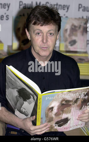 Sir Paul McCartney con una copia del suo libro 'Paul McCartney Paintings', presso il ramo Piccadilly di Waterstones. Il libro contiene oltre 80 riproduzioni delle diverse centinaia di tele che ha creato sin dall'inizio della sua pittura all'inizio degli anni '80. Foto Stock