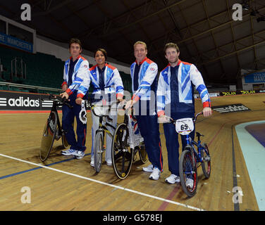 Geraint Thomas, Shanaze Reade, Sir Chris Hoy e Liam Phillips della Gran Bretagna (sinistra-destra) seguendo l'annuncio del Team GB al National Cycling Centre di Manchester. Foto Stock