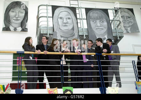 Il direttore Kevin Satchwell (C) con i sesto alunni inferiori sul balcone del refettorio della Thomas Telford School, Shropshire. La scuola di stato è stata nominata la scuola più completa d'Inghilterra per il secondo anno consecutivo nelle classifiche ufficiali delle GCSE. * quest'anno il 100% degli studenti di Thomas Telford ha superato i propri GCSE, segnando cinque o più voti ai gradi DA A* a C. Che ha seguito un appello riuscito da un allievo che inizialmente è stato assegnato una D in un soggetto, ha permesso alla scuola di ruggire le tabelle della lega di GCSE per venire terzo, dietro due scuole di grammatica. L'anno scorso è stato piazzato 8nono nel Foto Stock