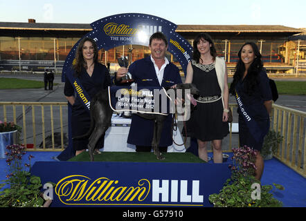 Greyhounds - Williamhill.com Greyhound Derby Final - Wimbledon Greyhound Stadium. I collegamenti di un levriero vincente celebrano al Wimbledon Greyhound Stadium Foto Stock