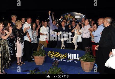 Greyhounds - Williamhill.com Greyhound Derby Final - Wimbledon Greyhound Stadium. I collegamenti di un levriero vincente celebrano al Wimbledon Greyhound Stadium Foto Stock