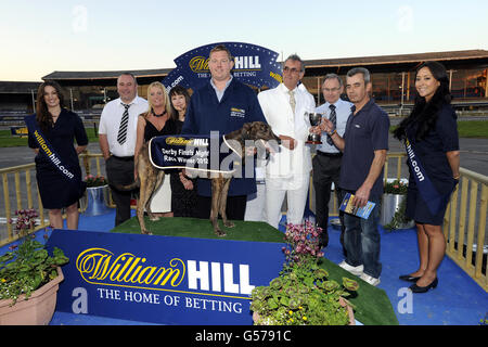 Greyhounds - Williamhill.com Greyhound Derby Final - Wimbledon Greyhound Stadium. I collegamenti di un levriero vincente celebrano al Wimbledon Greyhound Stadium Foto Stock